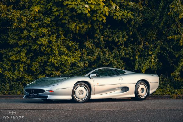 Jaguar XJ220, l'auto stradale stradale più veloce al mondo  